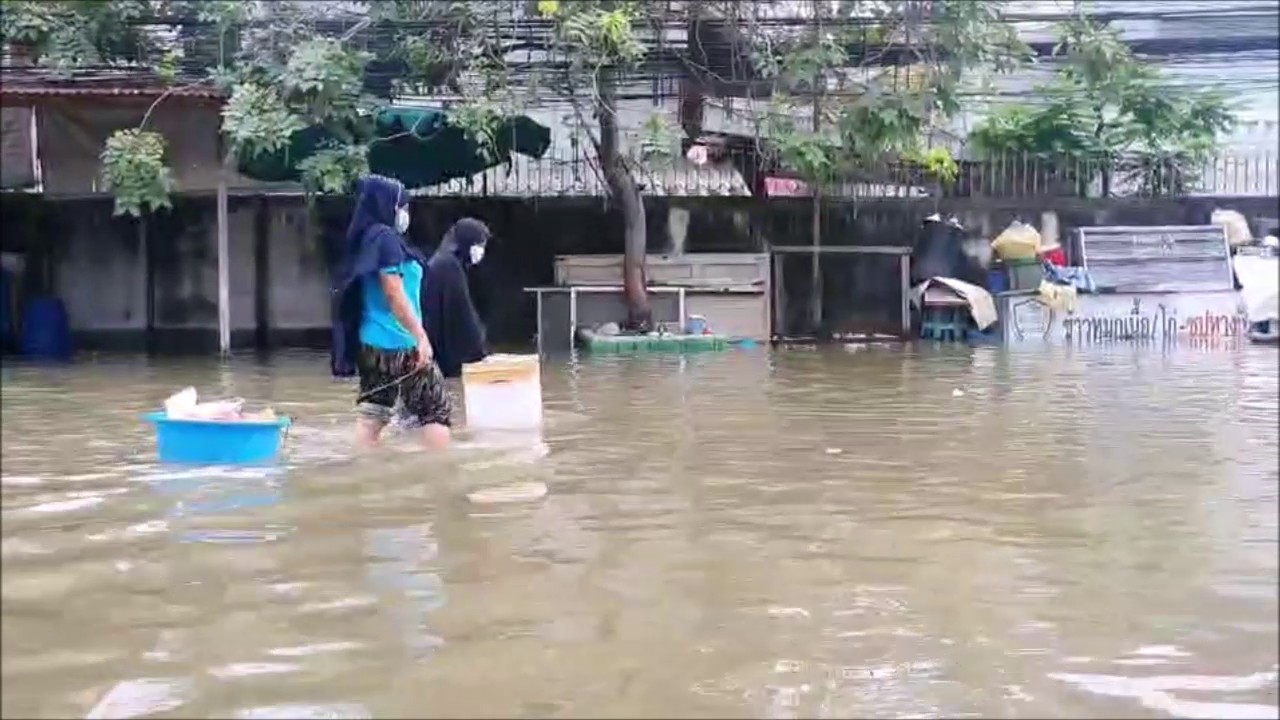 นนทบุรี น้ำทะเลหนุนชุมชนวัดปากน้ำอ่วมน้ำท่วมเกือบถึงเอวต้องใช้เรือสัญจรไปมา 