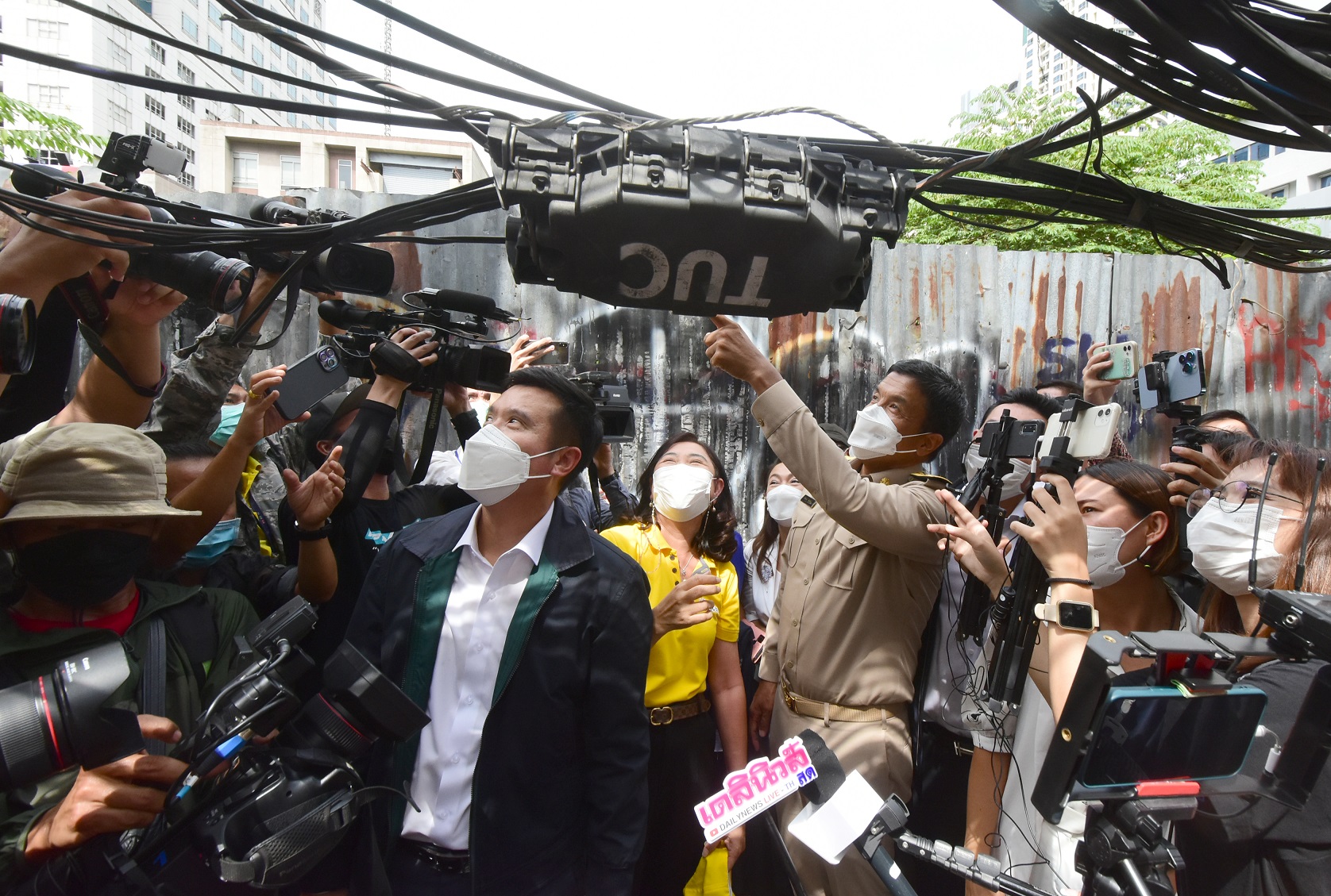 'ชัยวุฒิ'​ ควงแขน 'ชัชชาติ' ดูการบริหารจัดการท่อร้อยสายสื่อสารลงใต้ดิน​ที่​ NT Tower 