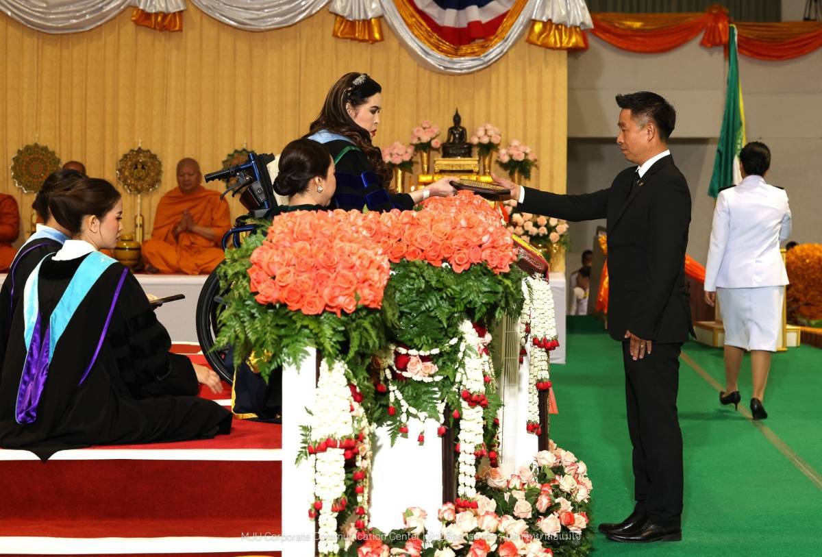 ศิษย์เก่าแม่โจ้รับพระราชทานโล่ศิษย์เก่าดีเด่นในงานพระราชทานปริญญาบัตร มหาวิทยาลัยแม่โจ้ ครั้งที่ 47  