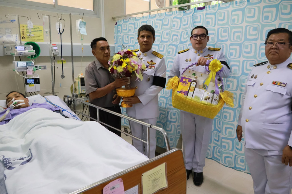 ผู้ว่าฯ นราธิวาส เชิญดอกไม้พระราชทาน เยี่ยมผู้บาดเจ็บเหตุความไม่สงบรือเสาะ