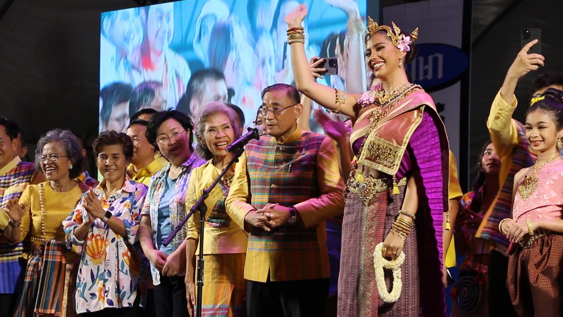 "แอนโทเนีย โพซิ้ว"ร่วมเล่นสงกรานต์ส่งท้ายปีใหม่ไทยนำนทท.นับแสนเล่นคลื่นมนุษย์บนถนนข้าวเหนียว