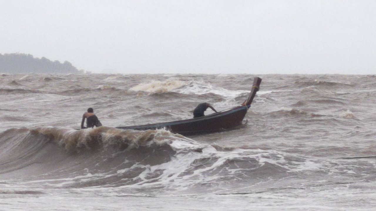 ชาวประมงพื้นบ้านตะเสะหาดสำราญตรัง  ลงทะเลกู้เรือหลังโดนพายุโซนร้อนโนอึลซัดลอยกลางทะเล​ ล่าสุดจมแล้ว4 ลำ 
