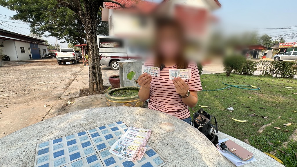 แม่ค้าขายสลากฯ จ.ขอนแก่น โร่แจ้งความ ตร. รับซื้อสลากปลอม 4 เล่ม วอนคนซื้อไปนำมาคืน