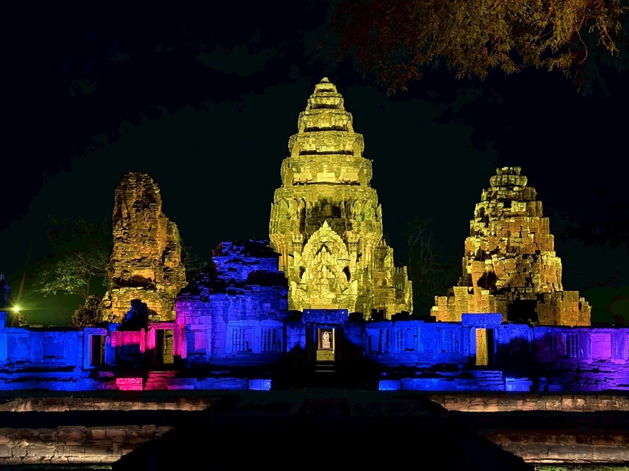 ชวนเที่ยวชมแสงสีปราสาทพิมายยามค่ำคืน