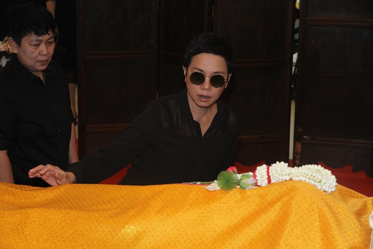 บรรยากาศสุดเศร้ารดน้ำศพ"แหวน ฐิติมา"ศิลปินร่วมแสดงความเสียใจที่วัดธาตุทอง