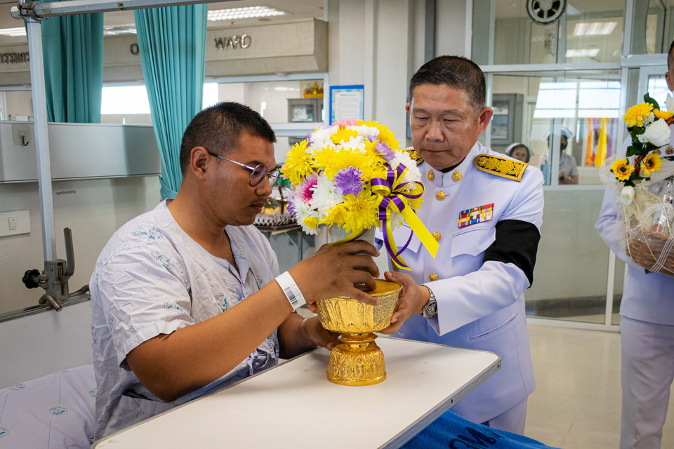 "ในหลวง" โปรดเกล้าฯ ผวจ.ตราด เชิญดอกไม้ ตะกร้าสิ่งของพระราชทาน ไปมอบแก่ผู้บาดเจ็บจากเหตุชายแดนไทยกัมพูชา
