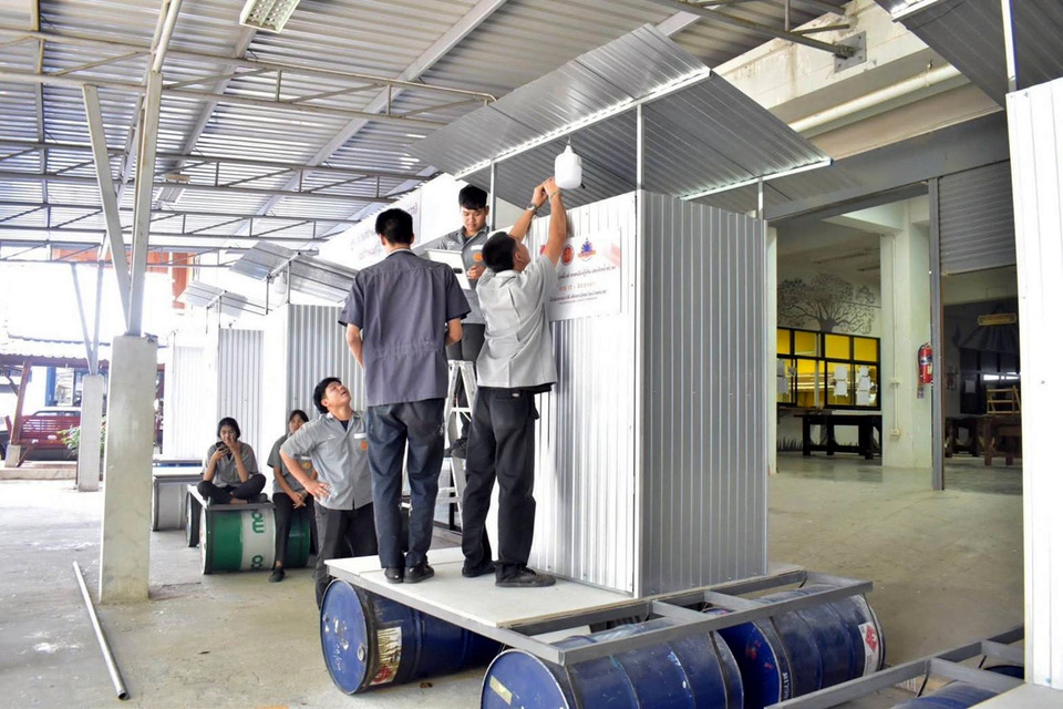 อาชีวะอ่างทองผนึก 3 วิทยาลัย สร้าง “สุขาลอยน้ำ” 30 หลัง ช่วยผู้ประสบภัยน้ำท่วมอ่างทอง–อยุธยา