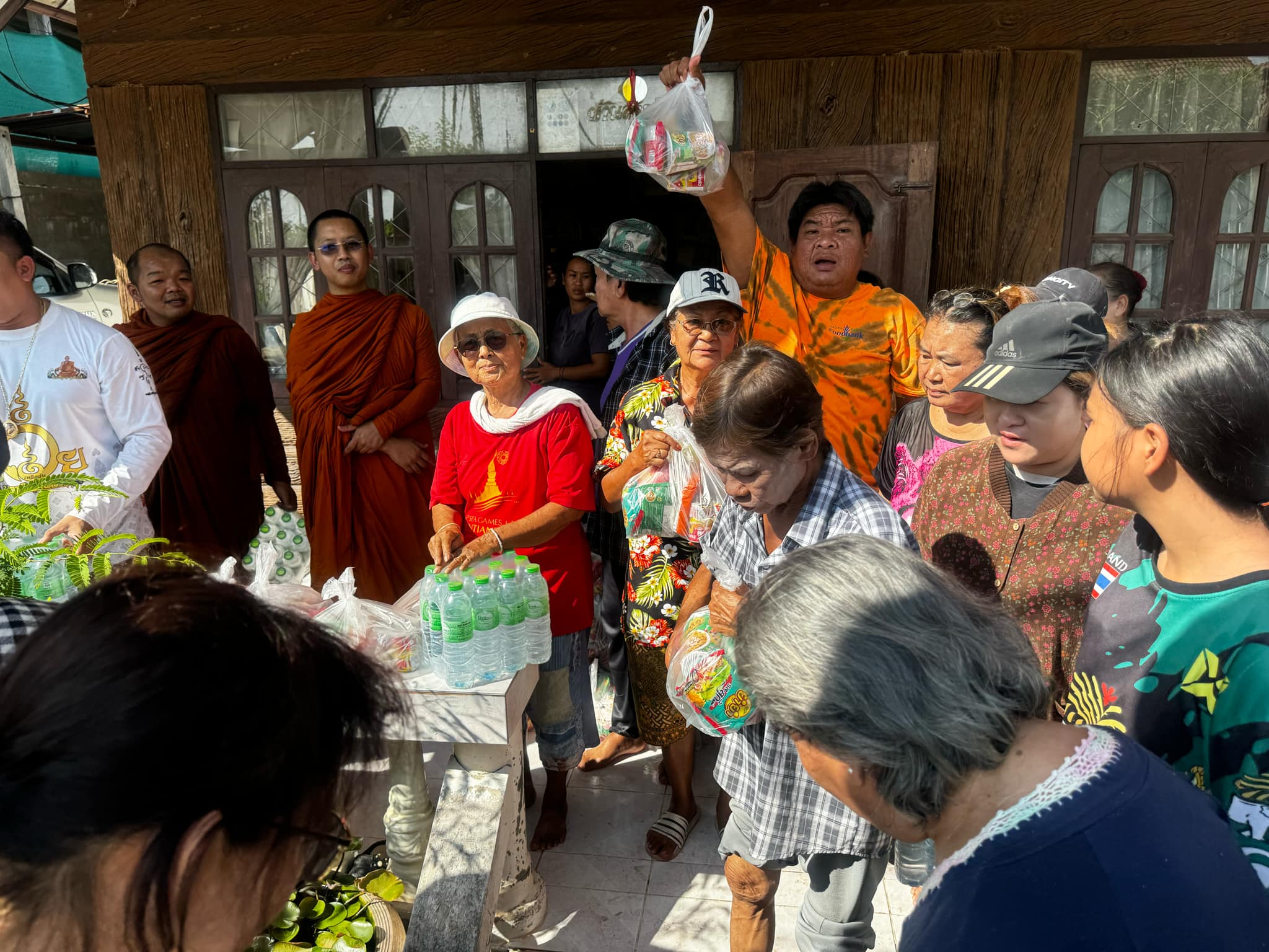 พระสงฆ์กาฬสินธุ์ นำคณะผู้ใจบุญบริจาคสิ่งของ ช่วยเหลือผู้ประสบภัยน้ำท่วมหนองคาย