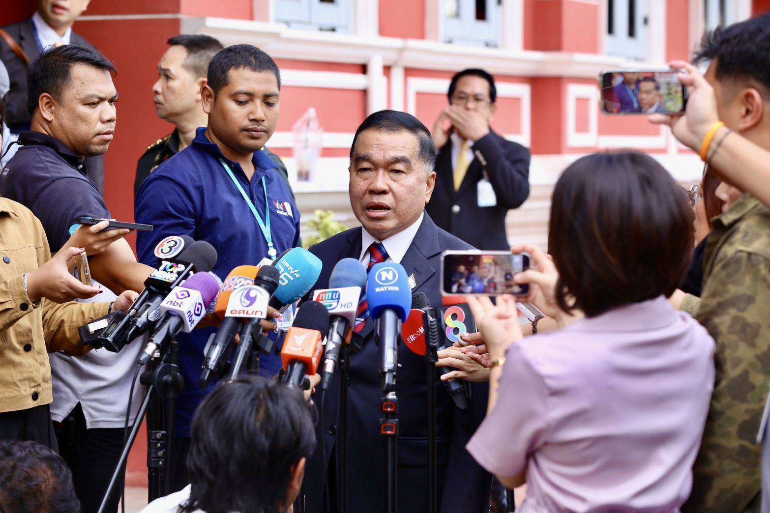"รมช.กลาโหม" กร้าว! เลิกคุยกัมพูชา รับไม่ได้ไร้ความจริงใจ จากนี้ว่าตามกองทัพ "ศบ.ทก." ฝ่ายสนับสนุน บ่ายนี้ "ภูมิธรรม" ถก สมช. 