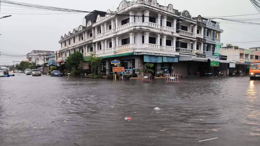 ยโสธร ฝนตกหนัก ส่งผลให้เกิดน้ำท่วมถนนภายในเขตเทศบาลเมือง