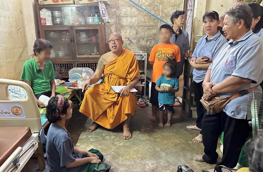 "หลวงพี่น้ำฝน" รุดช่วยอดีต อมส.ถูกตัดขาเพราะเบาหวาน มีลูกสาวพิการอาศัยอยู่รวมในบ้าน 7 ชีวิต