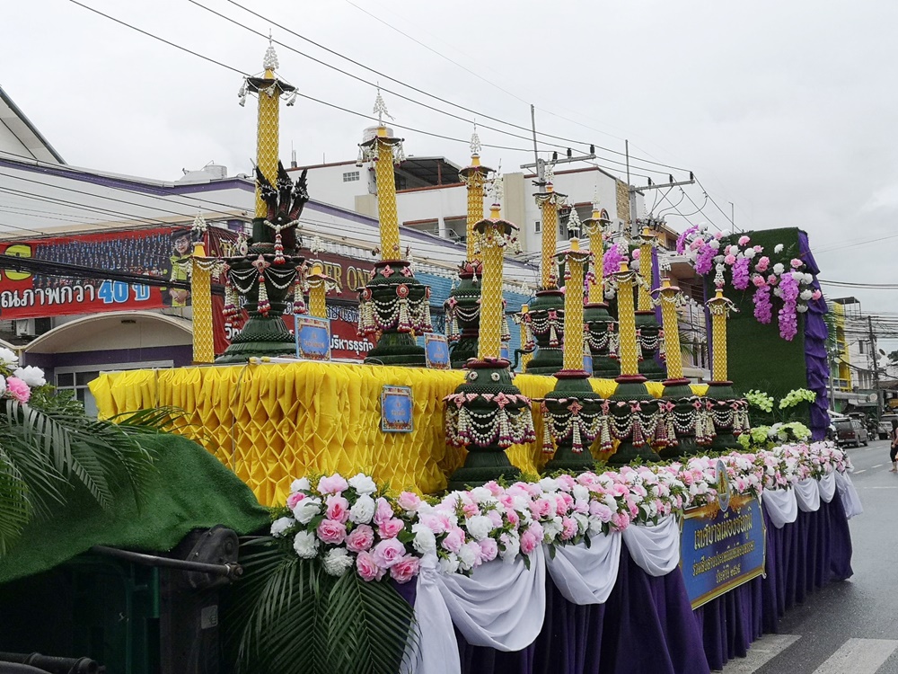 เทศบาลชัยภูมิ รื้อฟื้นประเพณีแห่เทียนพรรษา กวนข้าวทิพย์ จัดขบวนแห่ต้นเทียน 16 ต้น ถวาย 16 วัด