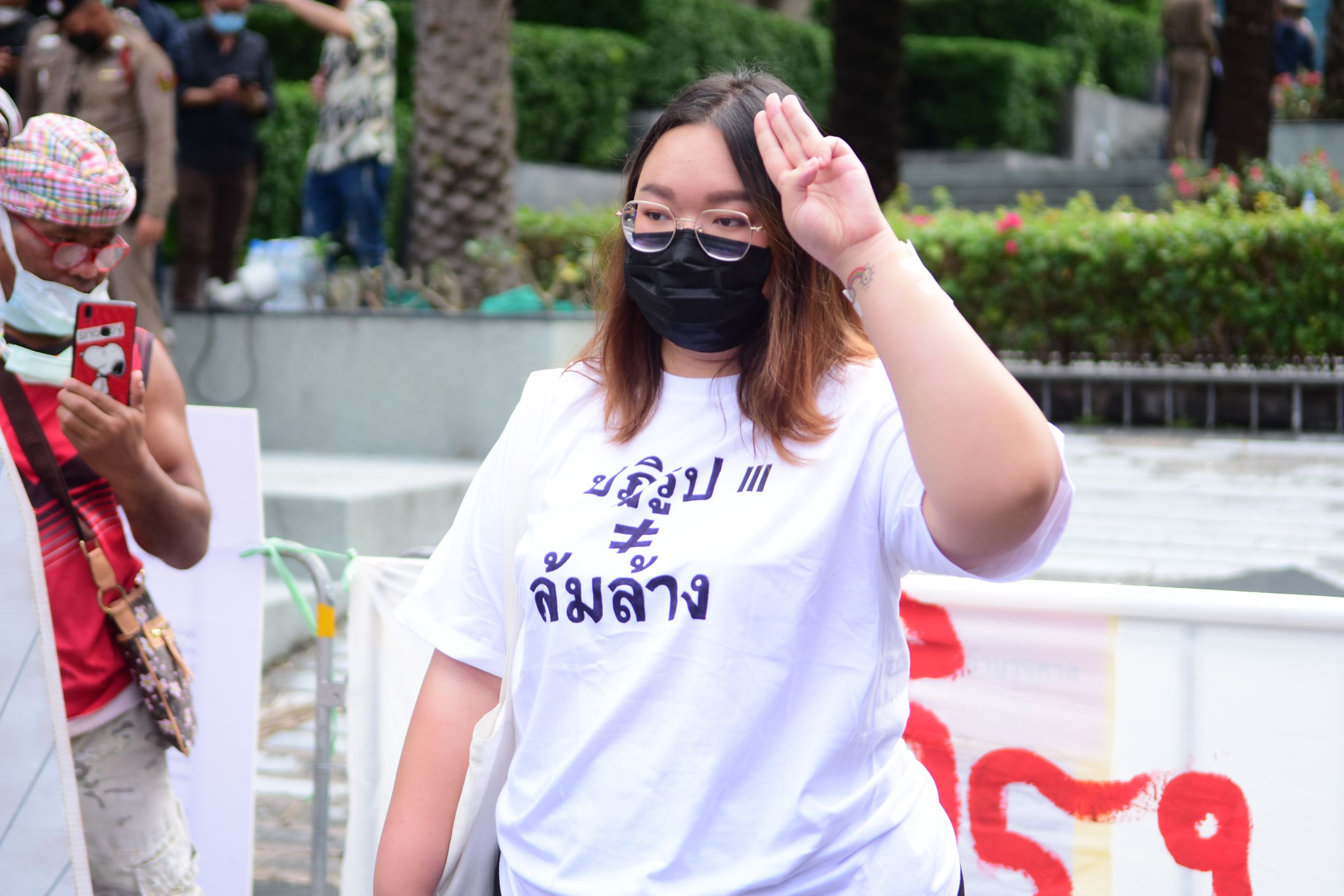มวลชนกลุ่มทะลุฟ้า นัดรวมตัวกันที่ศาลรัฐธรรมนูญ ศูนย์ราชการฯ แจ้งวัฒนะ​รอลุ้น​ ศาลตัดสินคดีนายอานนท์