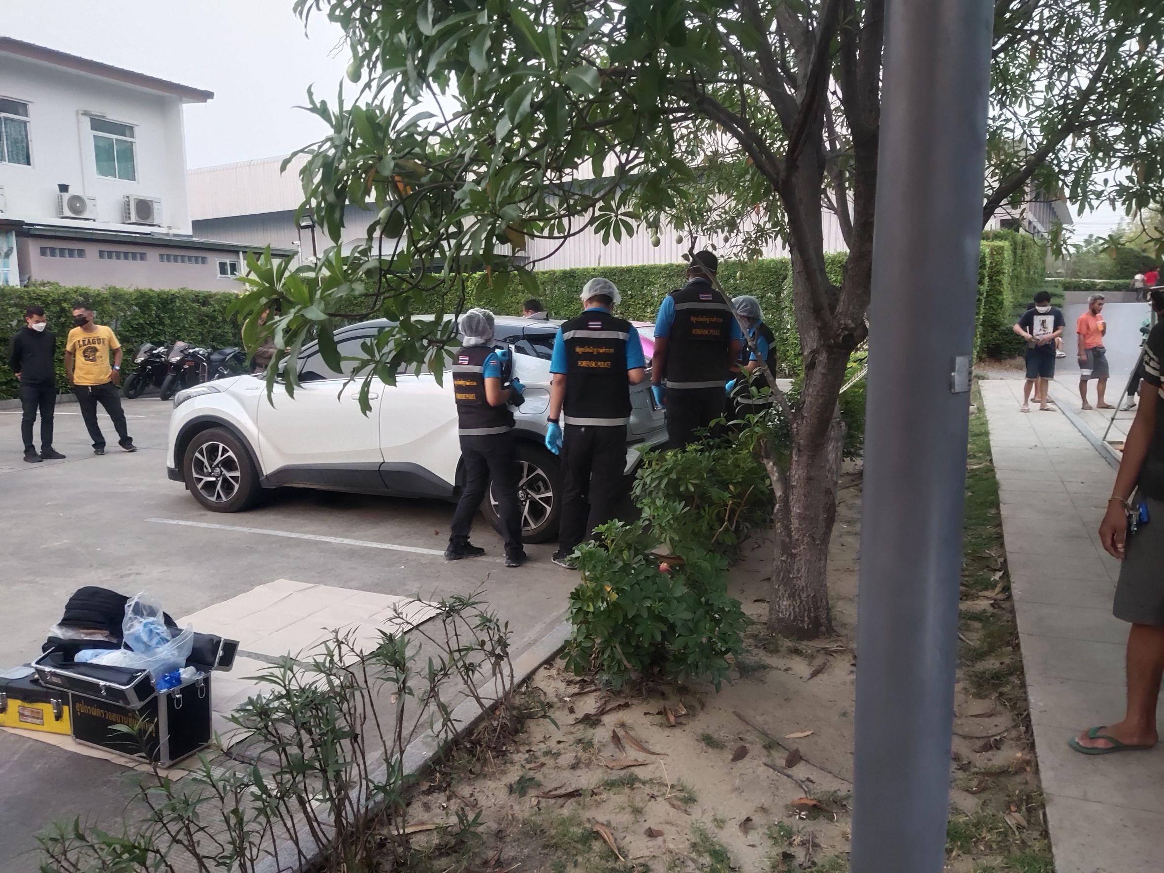 สลด! หนุ่มเครียดรมควันฆ่าตัวในรถป้ายแดงปมถูกคู่กรณีดำเนินคดี