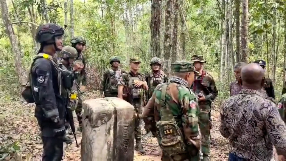 สุรินทร์ระทึก! คลิปทหารเขมรทำระเบิดหล่นต่อหน้าไม่ทำงาน โชคดีไร้เหตุรุนแรงมอบกำลังใจชายแดน 