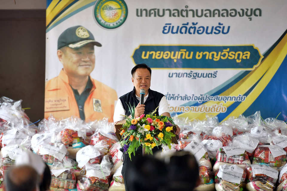 นายกฯ ลงพื้นที่สตูล มอบถุงยังชีพ สั่ง นายกอบจ. ทำประชาพิจารณ์รื้อประตูระบายน้ำคลองมำบัง