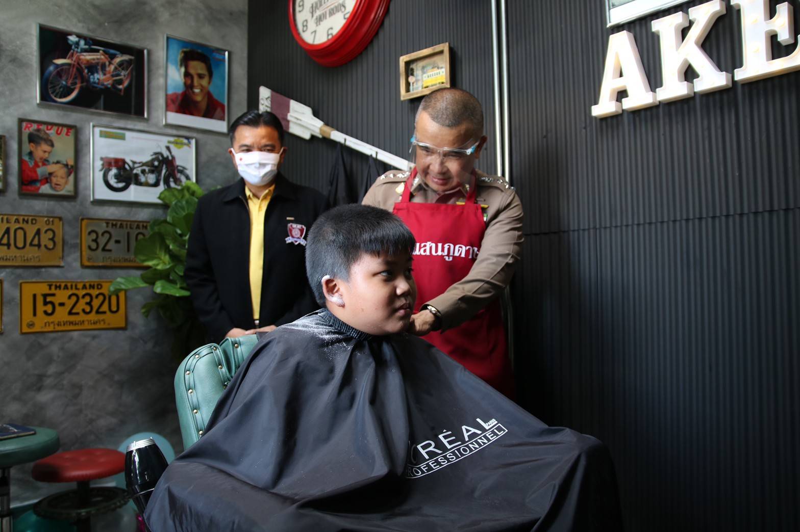  สภ.แสนภูดาษ วางปืนหันมาจับแบตตาเลี่ยนให้บริการตัดผมฟรีในยุคโควิค 19