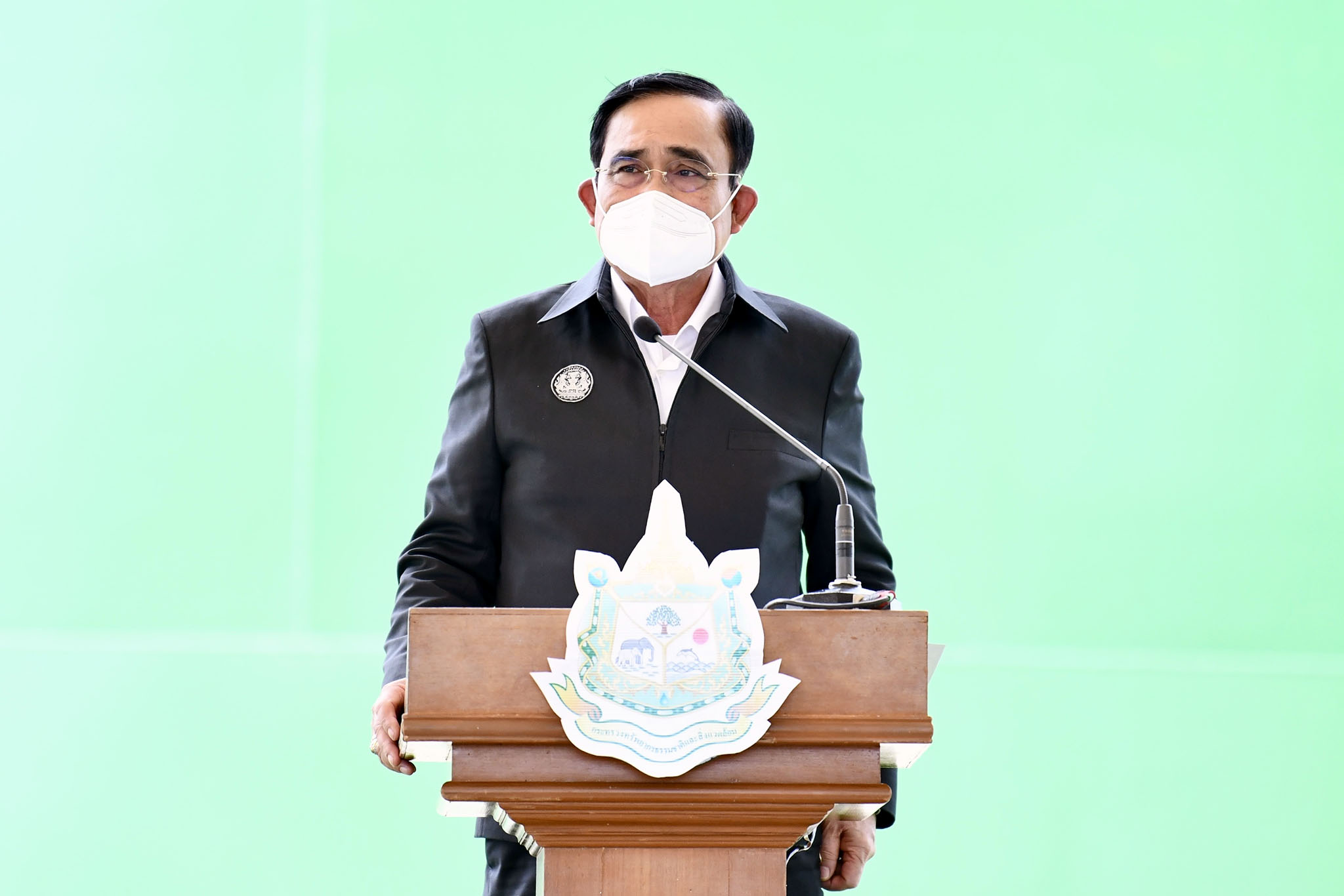 "นายกฯ" ขอ "กลุ่ม 608-นร." เร่งฉีดวัคซีนเข็มกระตุ้น เตือนพวกลักลอบขายยาเถื่อนรักษาโควิด เจอโทษปรับ จำคุก 