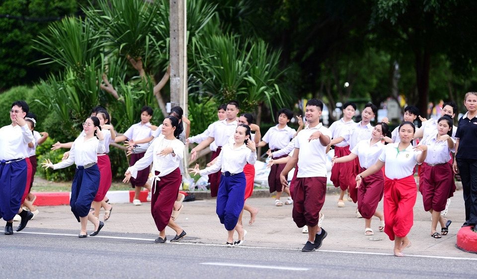 ยิ่งใหญ่สมพระเกียรติ! ชาวกาฬสินธุ์ซ้อมฟ้อนผู้ไทย 2,000 ชีวิต รับเสด็จฯ 16 พ.ค.