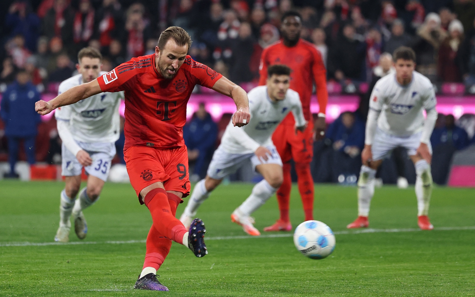 ยังเป็นจ่าฝูง! "บาเยิร์น" รัวยิง "ฮอฟเฟนไฮม์" 5-0 ฟุตบอลบุนเดสลีกา