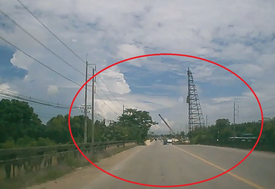 วินาทีเฉียดตาย!เสาเข็มร่วงลงถนนขณะรถวิ่งผ่าน