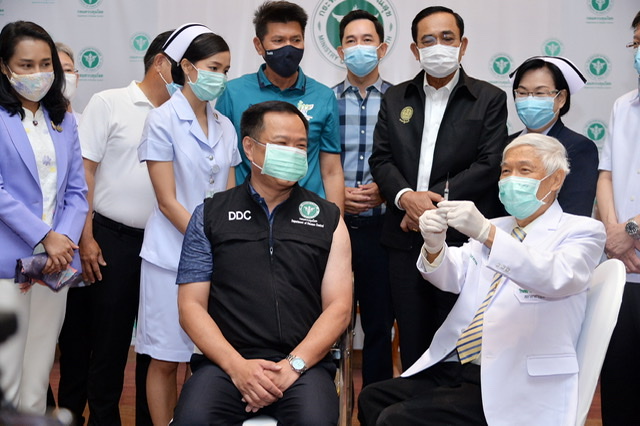 วอนหยุดดราม่า...."บิ๊กตู่" ร่วมบันทึกประวัติศาสตร์ ฉีดวัคซีนโควิดเข็มแรกในประเทศไทย