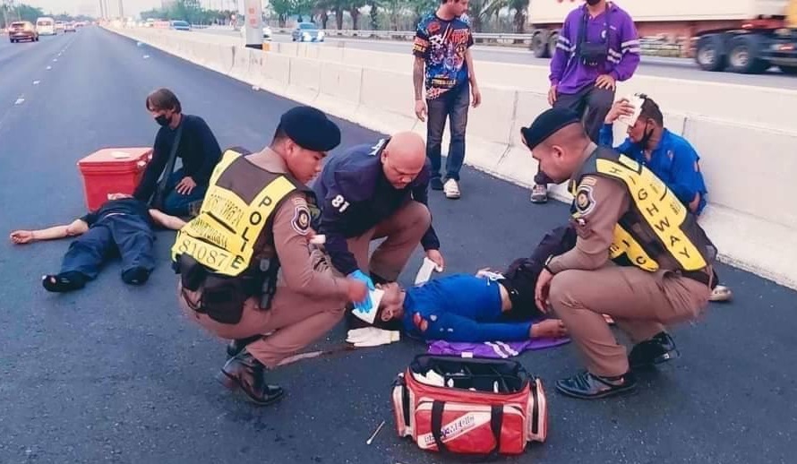 ด้วยจิตวิญญาณของผู้พิทักษ์สันติราษฎร์ ตร.ทางหลวง ลงช่วยคนเจ็บเกิดอุบัติเหตุกลางถนน