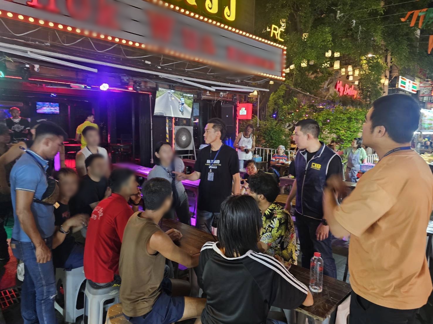 ตำรวจสอบสวนกลาง ลุยถนนข้าวสาร จับร้านขายลูกโป่งแก๊สหัวเราะให้นักท่องเที่ยวต่างชาติ พบจ้างต่างด้าวขายแทน เลี่ยงถูกดำเนินคดี