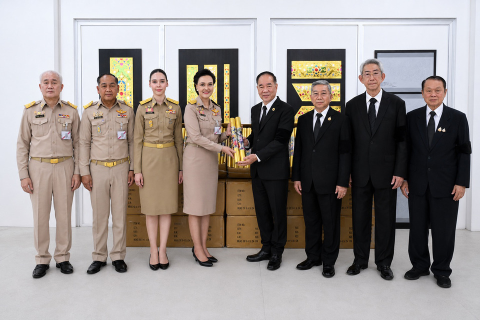 สมาคมวิเทศฯ มอบกระดาษทองย่น สนับสนุนการจัดสร้างพระเมรุมาศ  ถวายเป็นพระราชกุศลแด่ สมเด็จพระพันปีหลวง
