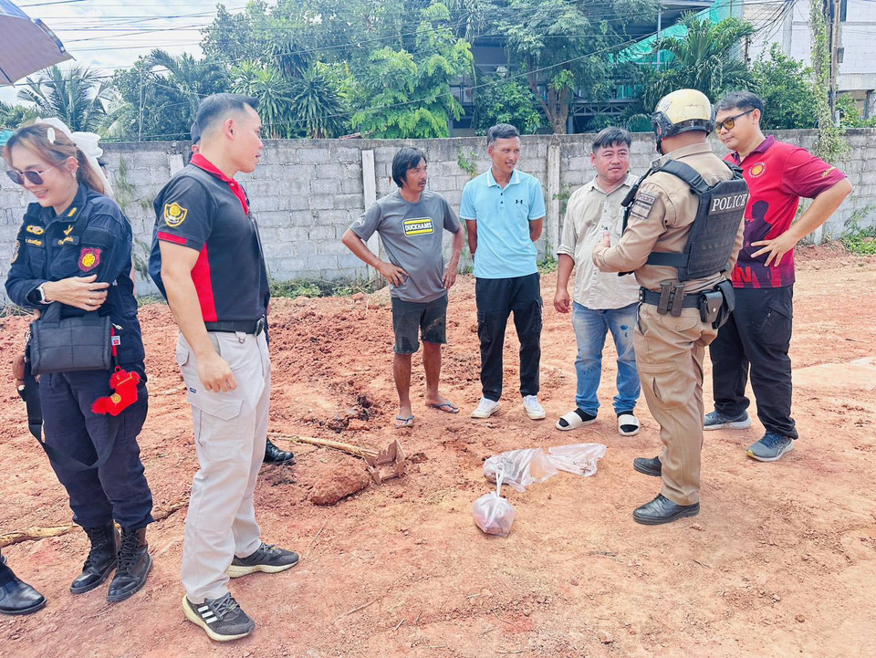 ผงะ! ขุดพื้นที่สร้างบ้านพักเรือนจำขอนแก่น พบถุงต้องสงสัยคล้ายยาบ้ากว่า 30 ถุง