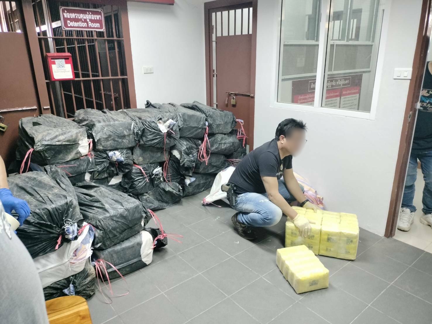 ตร.สืบเชียงราย-ภ.5 ไล่กวดกระบะขนยาบ้า 8 ล้านเม็ด จากน้ำโขง ฝ่าจุดสกัด ขึ้นเกาะกลางถนน ก่อนไปมุม อ.พญาเม็งราย