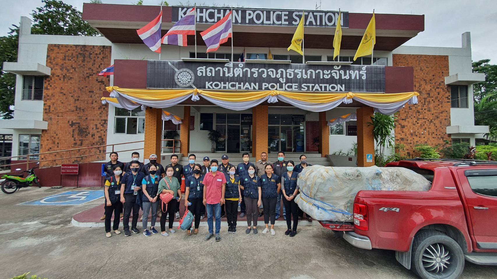 สสจ.ชลบุรี ประสานตร.ภาค 2 บุกทะลายโกดังเก็บผ้าอ้อมผู้ใหญ่ไม่ได้มาตรฐาน ยึดของกลางกว่า 5 แสนชิ้น