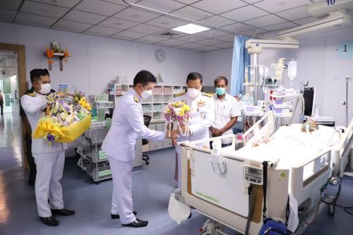 "ในหลวง"พระราชทานดอกไม้และตะกร้าสิ่งของแก่ตำรวจที่ได้รับบาดเจ็บจากเหตุระเบิดบริเวณสะพานบ้านตอออ