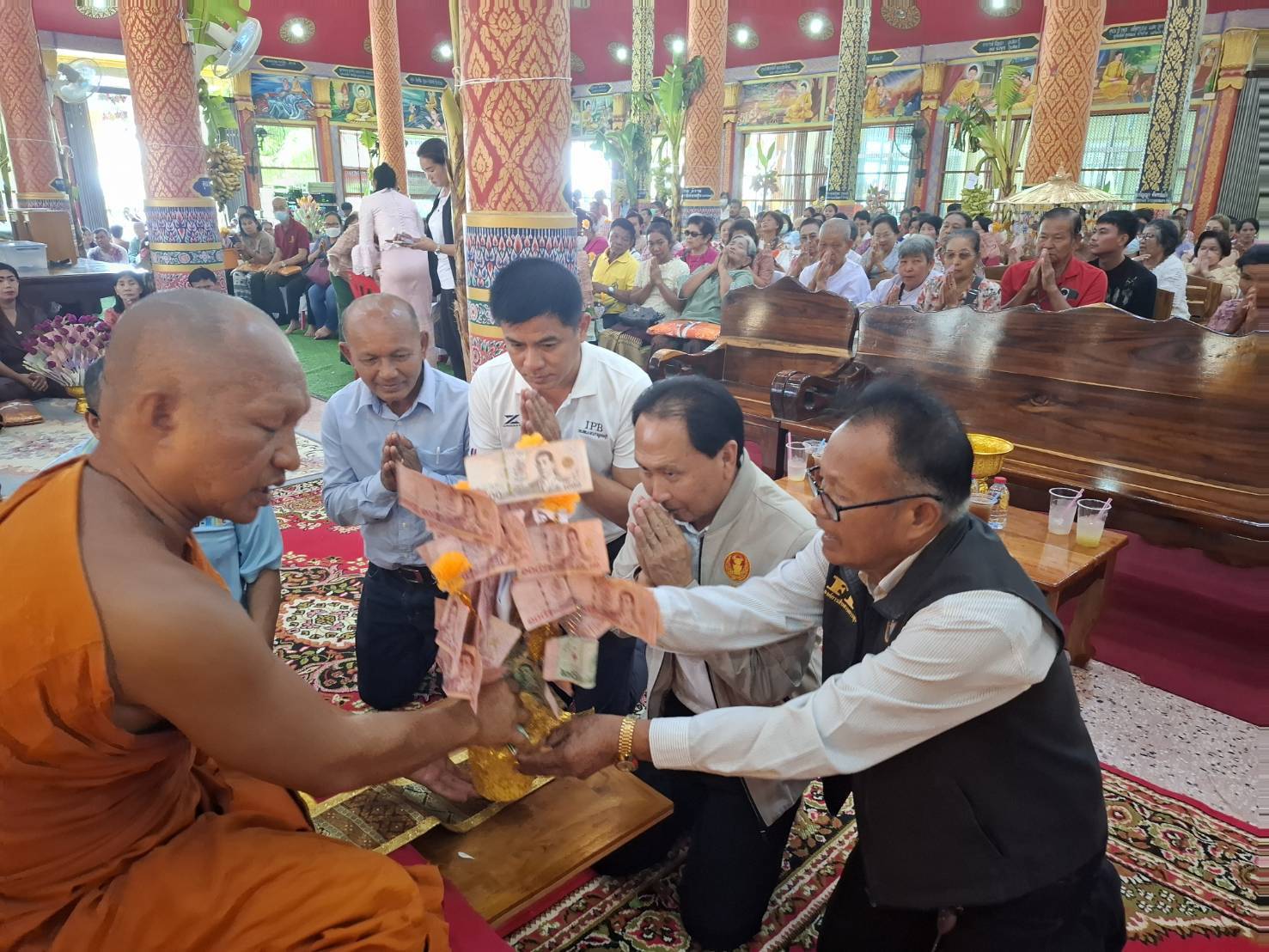 ส.ส.เพื่อไทย เขต 2 กาญจนบุรีร่วมกับชาวบ้านหนองโรงทอดกฐินสามัคคีถวายวัดบ้านหลุมหินเป็นเงิน 1,093,810 บาท