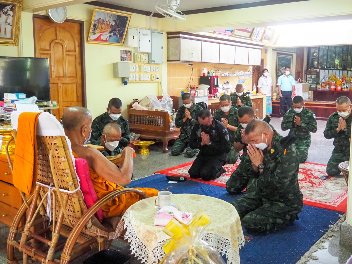 ผู้บัญชาการกองพลทหารราบที่ 15 พร้อมคณะลงพื้นที่ สอบถามความเป็นอยู่ของพระสงฆ์ และการปฏิบัติศาสนกิจในช่วงสถานการณ์แพร่ระบาดของเชื้อไวรัสโควิด-19 วัดประชุมชลธารา