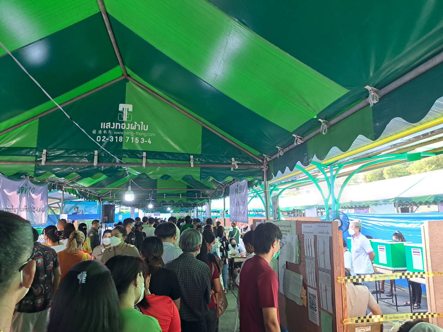 เลือกตั้งล่วงหน้าเขตบางซื่อ! คึกคักแต่เช้าประชาชนแห่ออกมาใช้สิทธิ์กันเพียบ (มีคลิป)