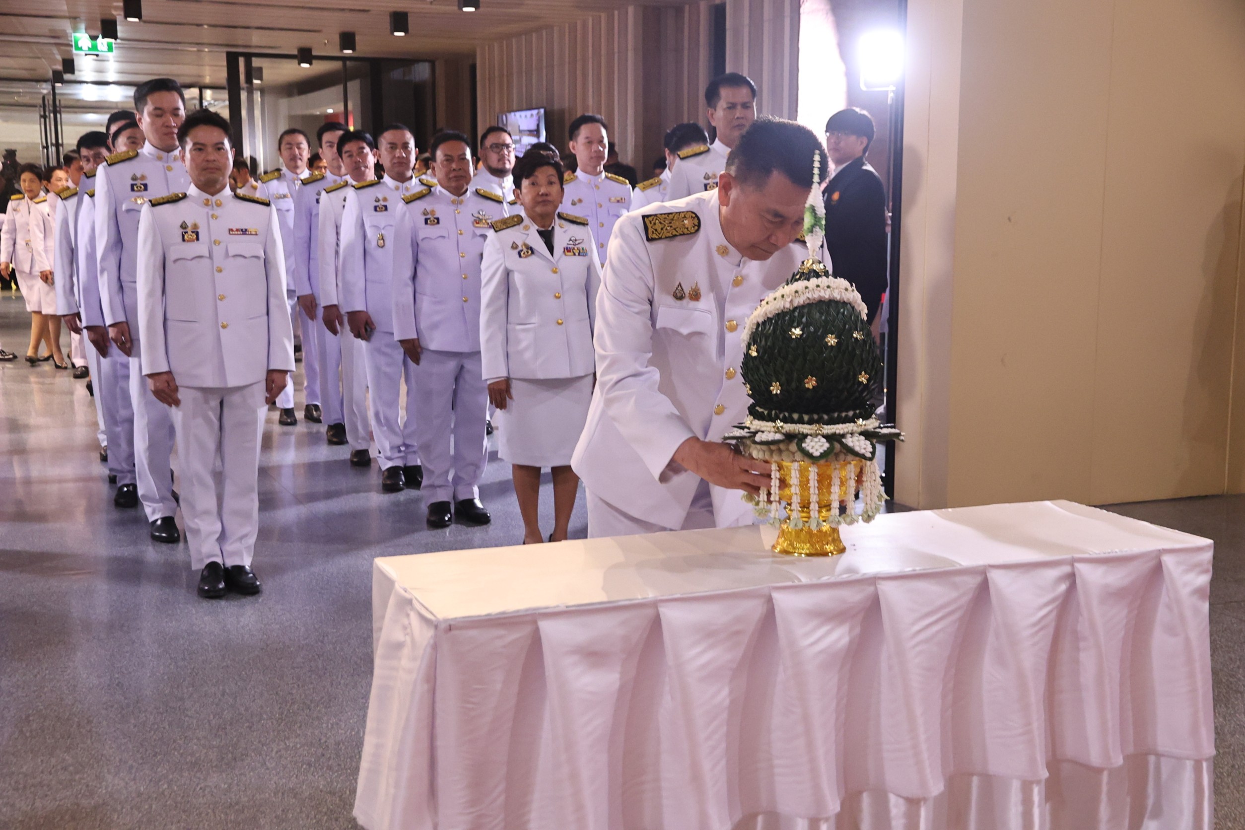 "รัฐสภา" จัดพิธีวางพุ่มดอกไม้ ถวายราชสักการะพระบรมราชานุสาวรีย์ร. 7 ฉลอง 92 ปีวันรัฐธรรมนูญ 