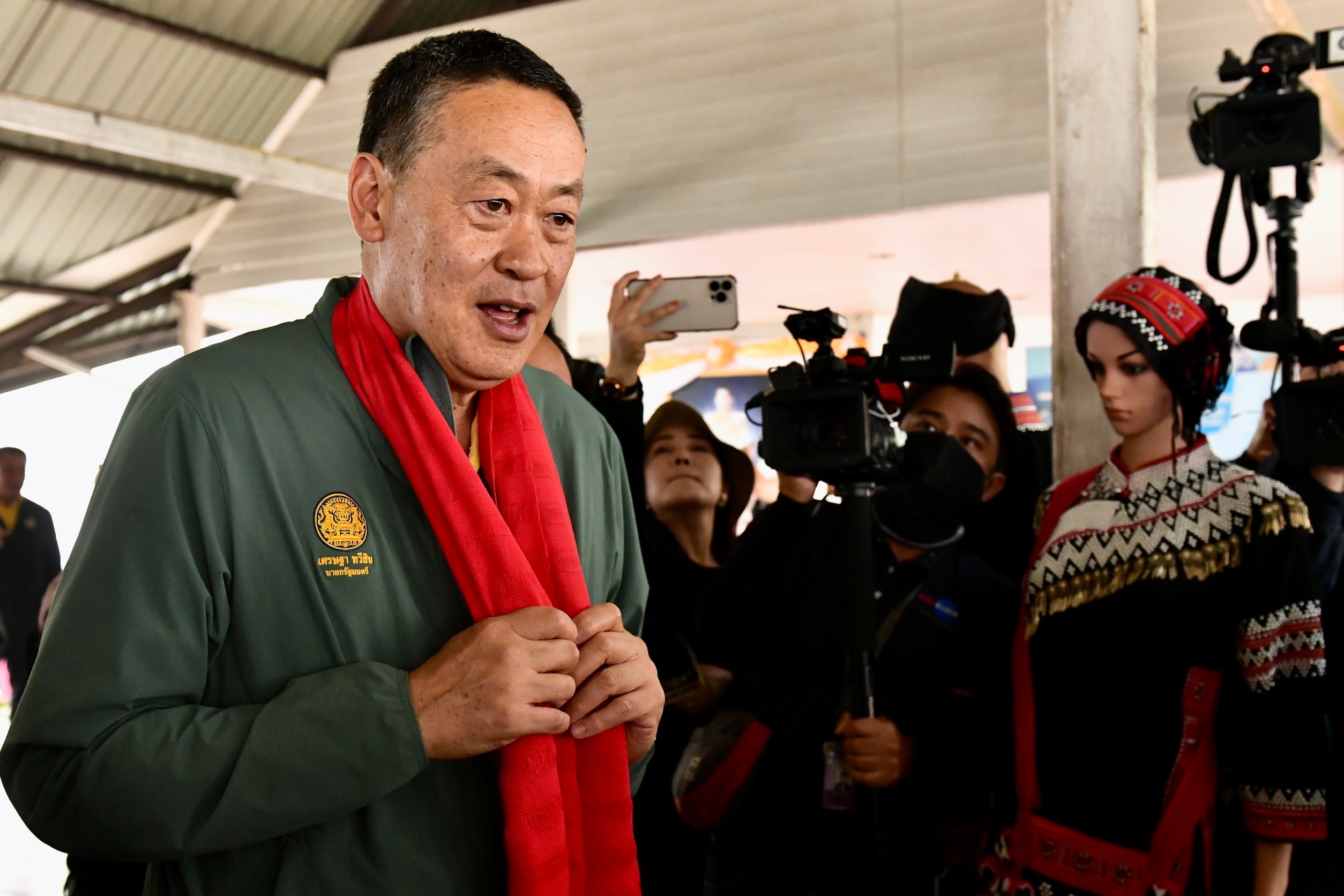 “เศรษฐา” เยี่ยมชม พร้อมอุดหนุนสินค้าโครงการพระราชดำริ ก่อนซื้อผ้าลายชบาปัตตานีให้ ภรรยานายกฯ นิวซีแลนด์ 