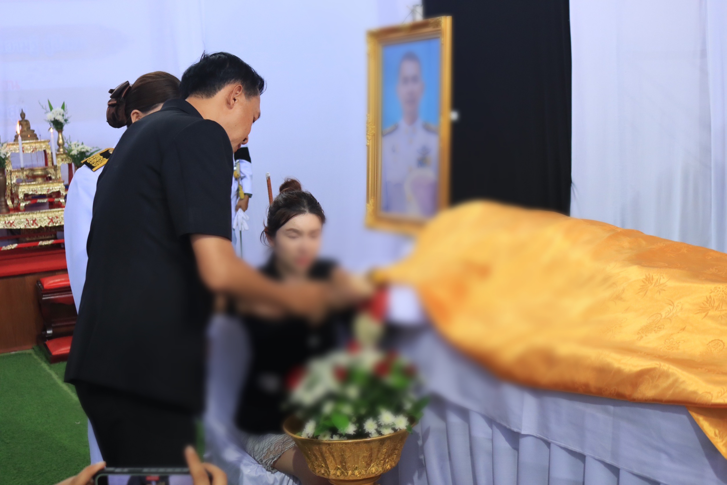 ผู้ว่าฯ นราธิวาส เป็นประธานรดน้ำศพ และวางพวงหรีดเคารพศพนายกเทศมนตรีตำบลรือเสาะ