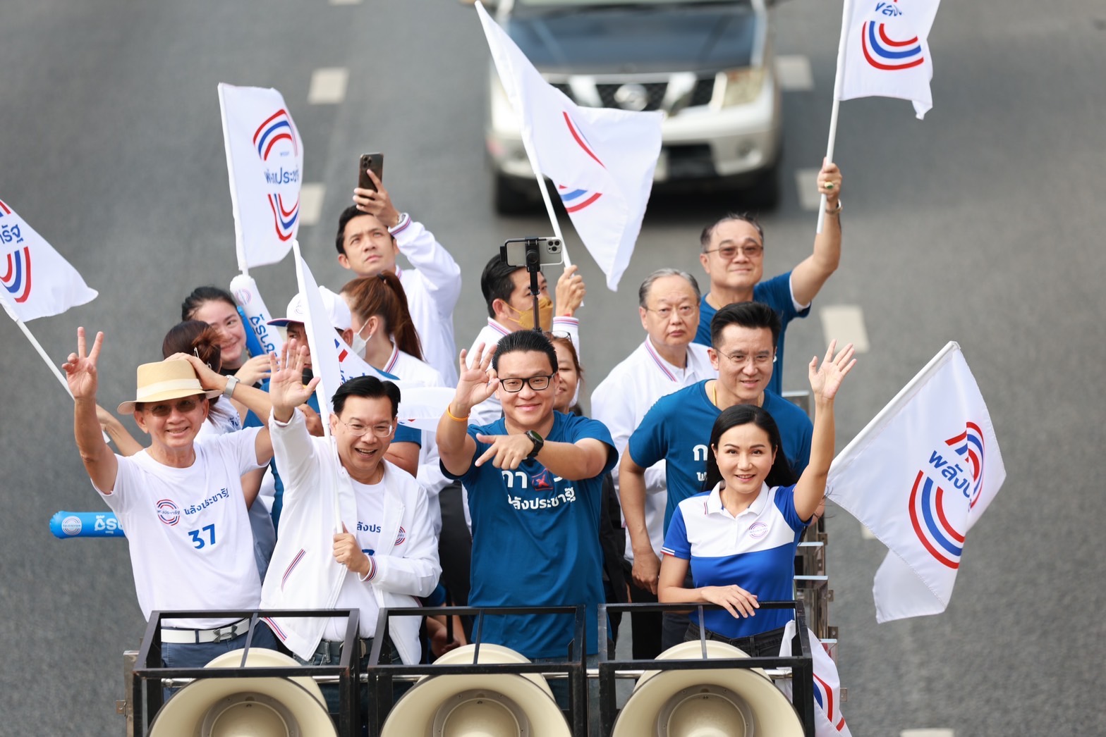 "ขุนพลพปชร." ขึ้นรถแห่หาเสียง ชวนคนไทยเลือกตั้ง 14 พ.ค. ใช้เหตุผลตัดสินก่อนใช้สิทธิ์ กาเบอร์ 37 ก้าวข้ามความขัดแย้ง