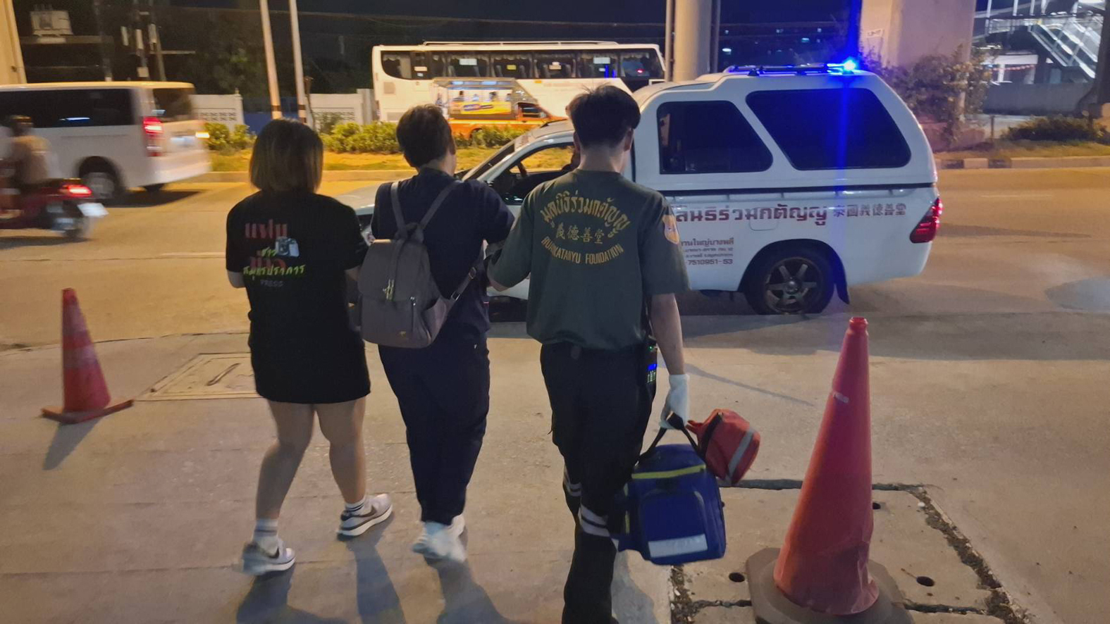 สาวผู้ช่วยคลินิกทำฟันทวงเงินหมื่นกับเพื่อนทอมกลับถูกแทงด้วยขวดปากฉลามบาดเจ็บ