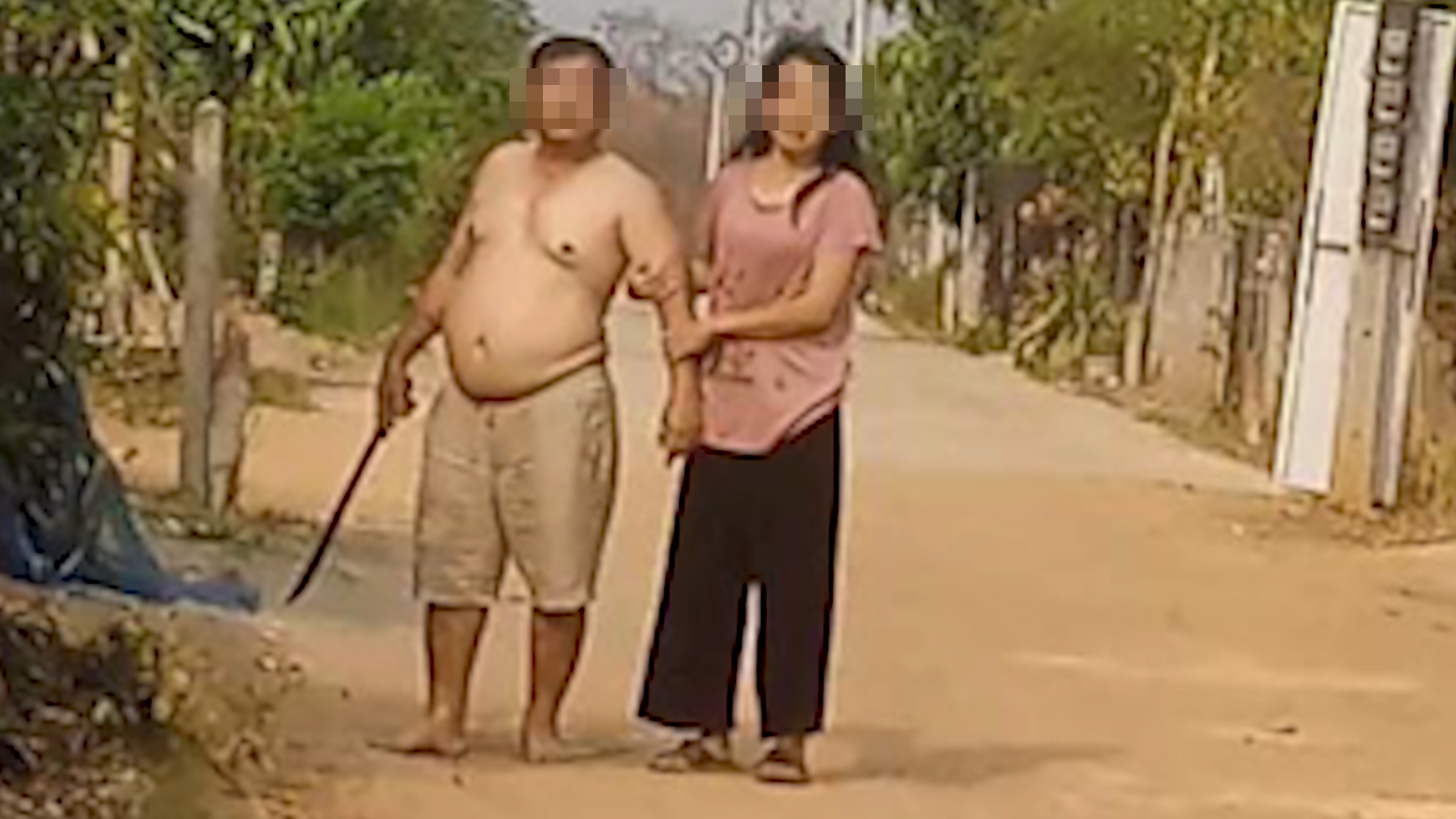 เมียร้องสื่อ ถูกเพื่อนบ้านใช้มีดบุกฟันศีรษะสามีถึงบ้านจนกะโหลกแตก พร้อมขู่ฆ่ายกครัว 