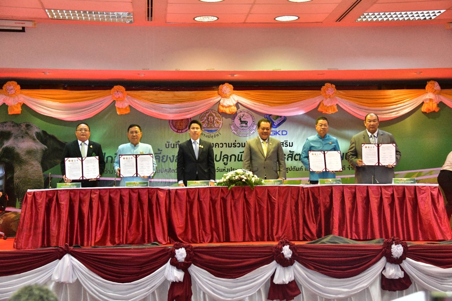 "ทวี" ร่วมพิธีลงนามการส่งเสริมการฝึกวิชาชีพเลี้ยงสัตว์ และปลูกพืชอาหารสัตว์