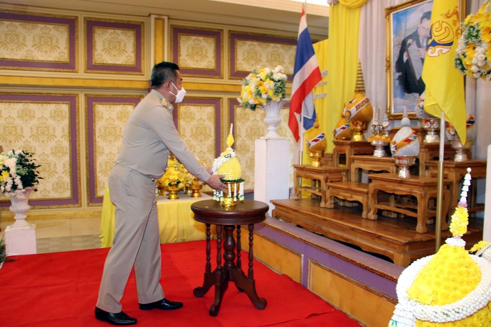 ผอ.ชป. 1 พร้อมคณะผู้บริหาร ร่วมถวายราชสักการะวางพานพุ่มดอกไม้สด เนื่องใน "วันพระบิดาแห่งฝนหลวง"