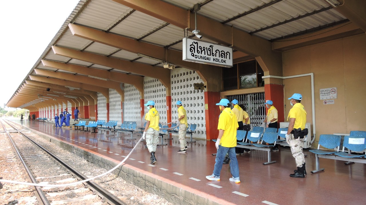 ประชาชนจิตอาสา ร่วมกับหน่วยเฉพาะกิจนราธิวาส ทำความสะอาดสถานีรถไฟสุไหงโก-ลก
