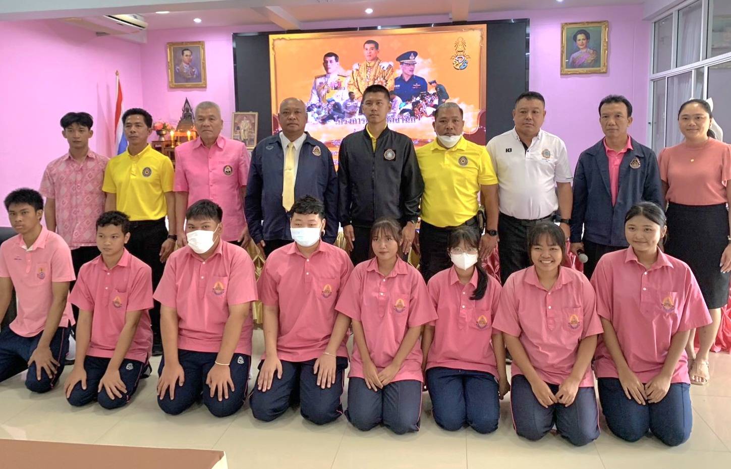 "เสียงเพลงสรรเสริญพระบารมีดังกระหึ่มกึกก้อง" สันติบาลสมุทรสาคร จัดอบรมปลุกจิตสำนึกนักเรียนให้รักชาติปกป้องสถาบัน