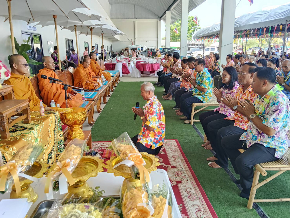 นายกเทศมนตรีเขาพระยาเดินธง นำคณะบริหาร ทำบุญปีใหม่ของไทย และรดน้ำดำหัวผู้นำชุมชม