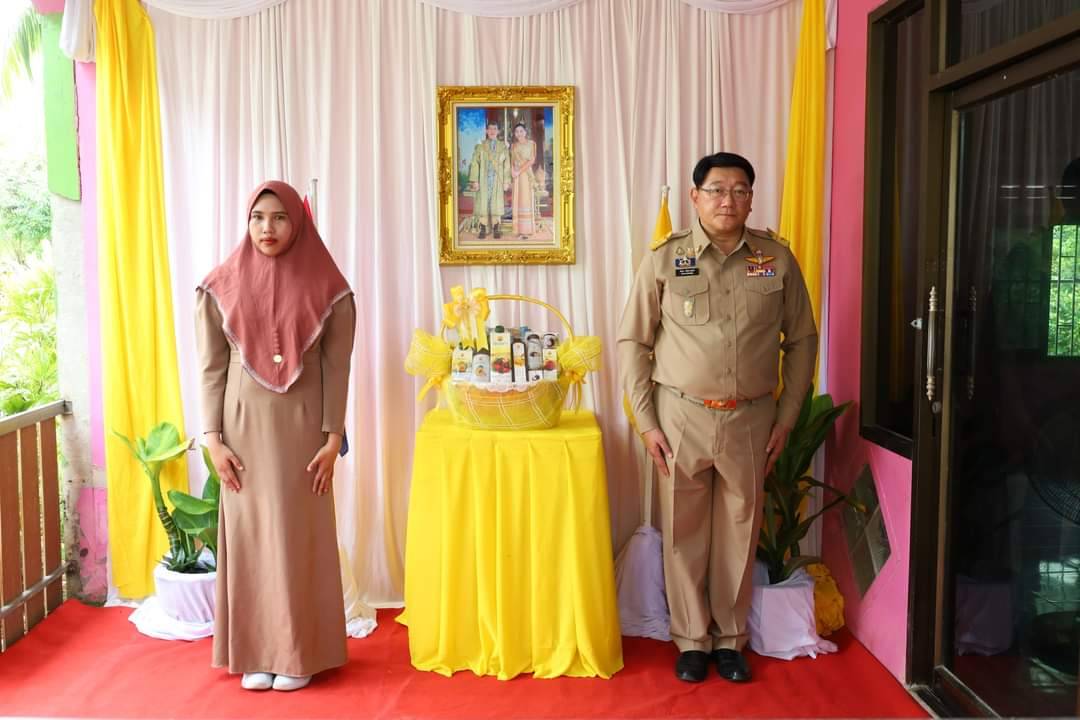 ในหลวง โปรดเกล้าฯ เชิญตะกร้าสิ่งของพระราชทาน มอบแก่ญาติของพลทหาร ซึ่งเสียชีวิตจากเหตุระเบิด หน้าบ้านพัก นอภ.ตากใบ