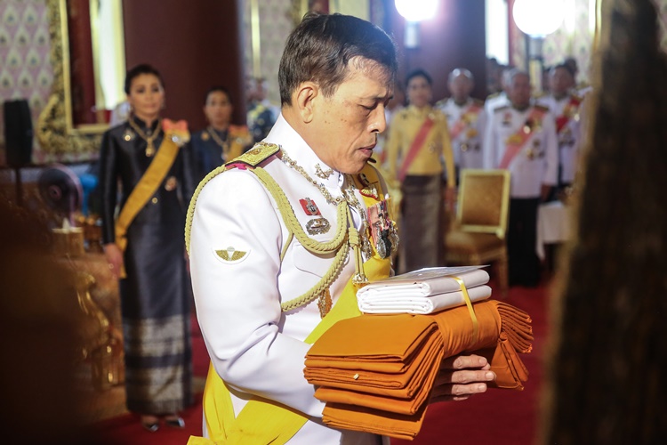 'ในหลวง-พระราชินี'เสด็จถวายผ้าพระกฐิน 'วัดเทพศิรินทราวาส