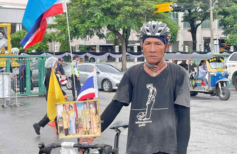 ชายวัย 54 ปี ปั่นจักรยานจากสุราษฎร์ฯ ถึงท้องสนามหลวง ร่วมลงนามถวายสักการะพระบรมศพ “สมเด็จพระพันปีหลวง”